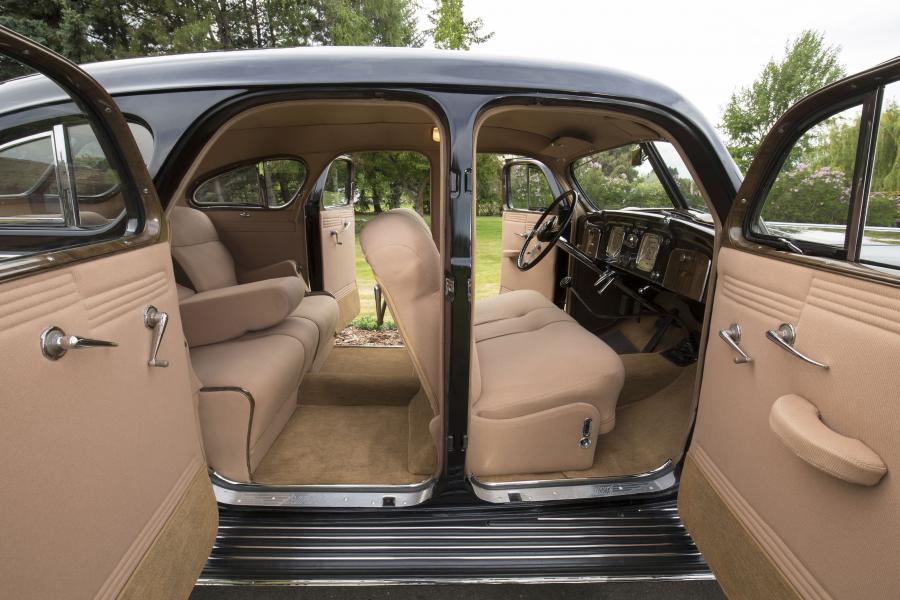 Интерьер Chrysler Imperial Airflow Sedan (C-10) 1936 года  (фото 12 из 38)